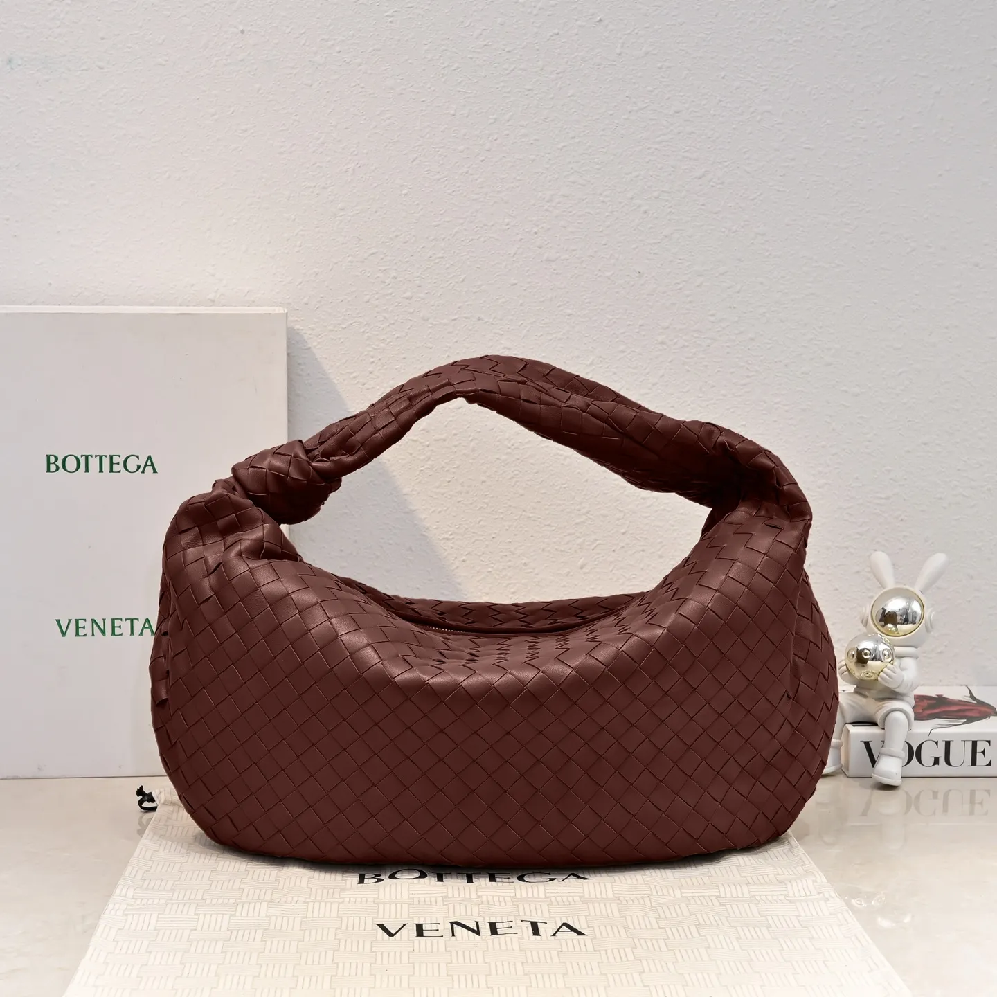 Batch 2360 #JODIE Oversized size comes out~ The shape is still the same fashionable and good-looking. It is made of classic sheepskin weaving. The iconic weaving has always been the most proud design of BV. The soft shape is super suitable for concave shapes~ Not only the size has been changed, but the quality details are also more refined. The shape is more round and Q. The large size has more styles. It is not only practical and can fit everything, but also can carry Jodie’s fashionable concave shape. It is really practical and fashionable. It is awesome in capital letters!  Size: 54*50*20cm Model: 6699